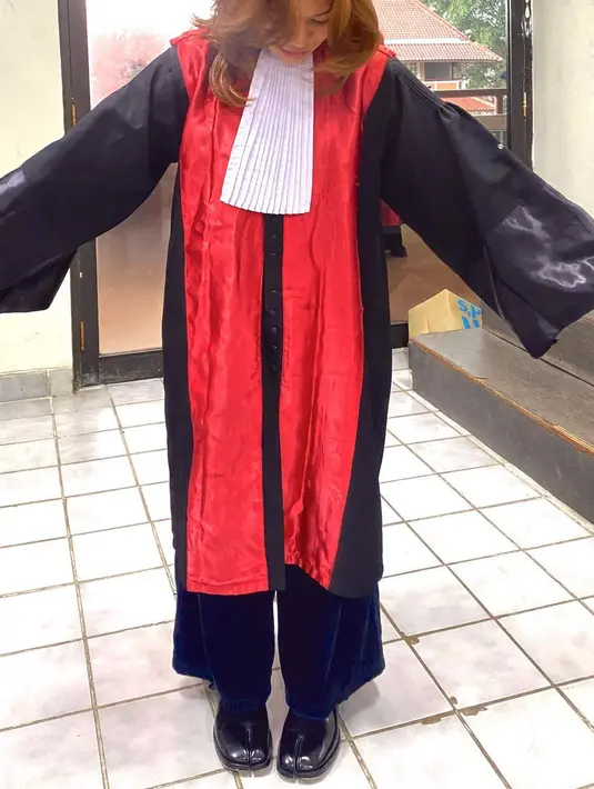 Amel Carla tampil mengenakan atribut hakim warna merah, lengkap dengan colar berwarna putih [instagram/amelcarla]