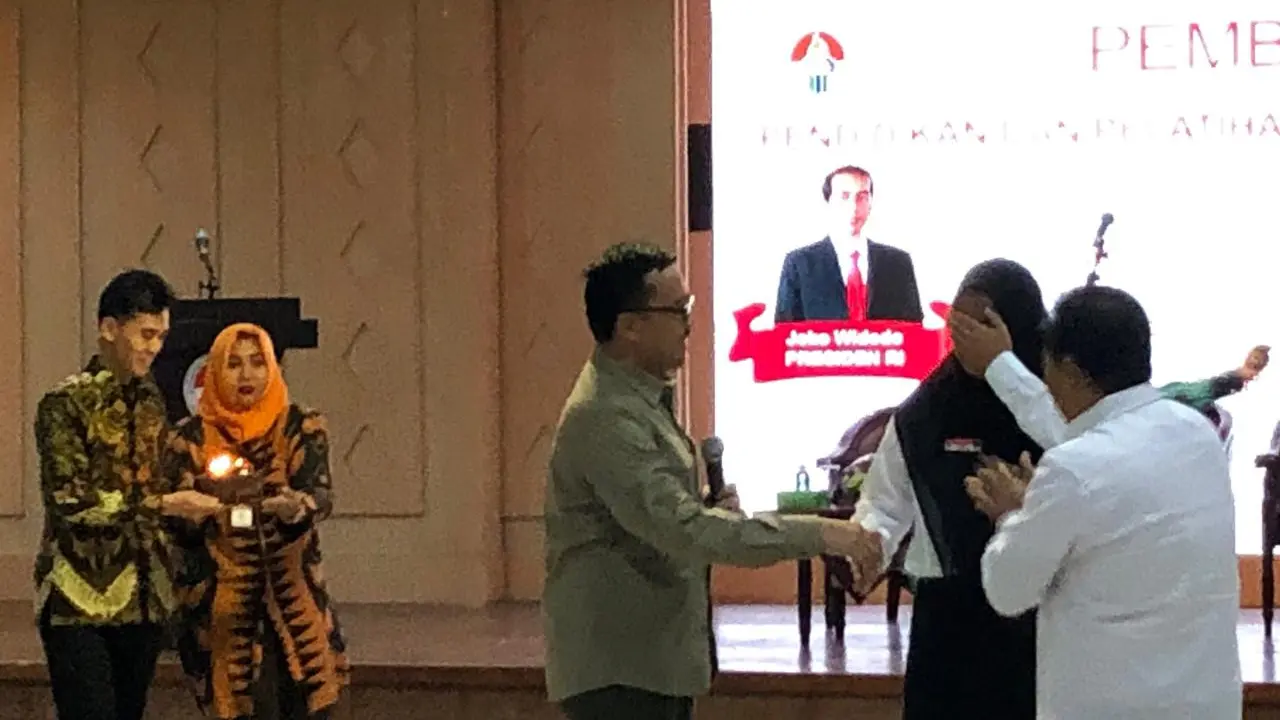 Calon Paskibraka Nasional 2019 asal Kepulauan Riau, Wiwik Yulianti, dapat kejutan dari Menpora Imam Nahrawi. (Foto: Ratu Annisaa/Liputan6.com)
