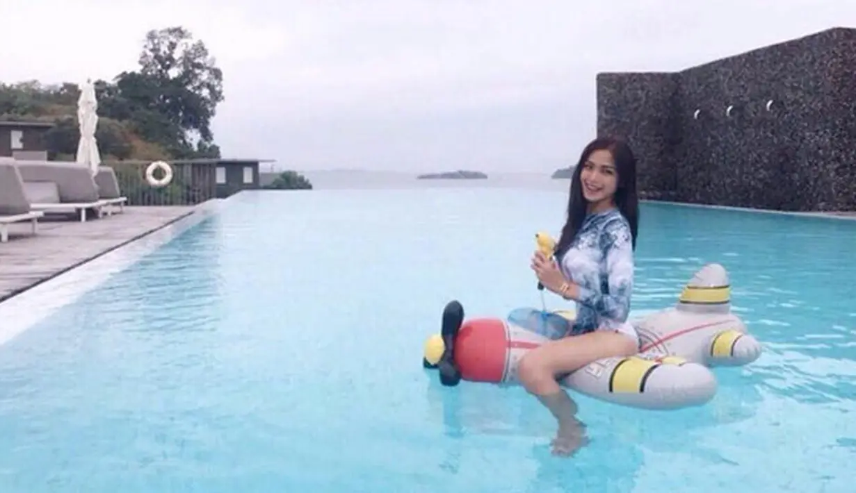 "Kalau aku sih engga ada ya (salah komunikasi). Tapi gak tahu kalau yang lain. Enggak ada (kesal). Kita temenan ya berteman dengan baik," tutur Jessica Iskandar. (Instagram/inijedar)