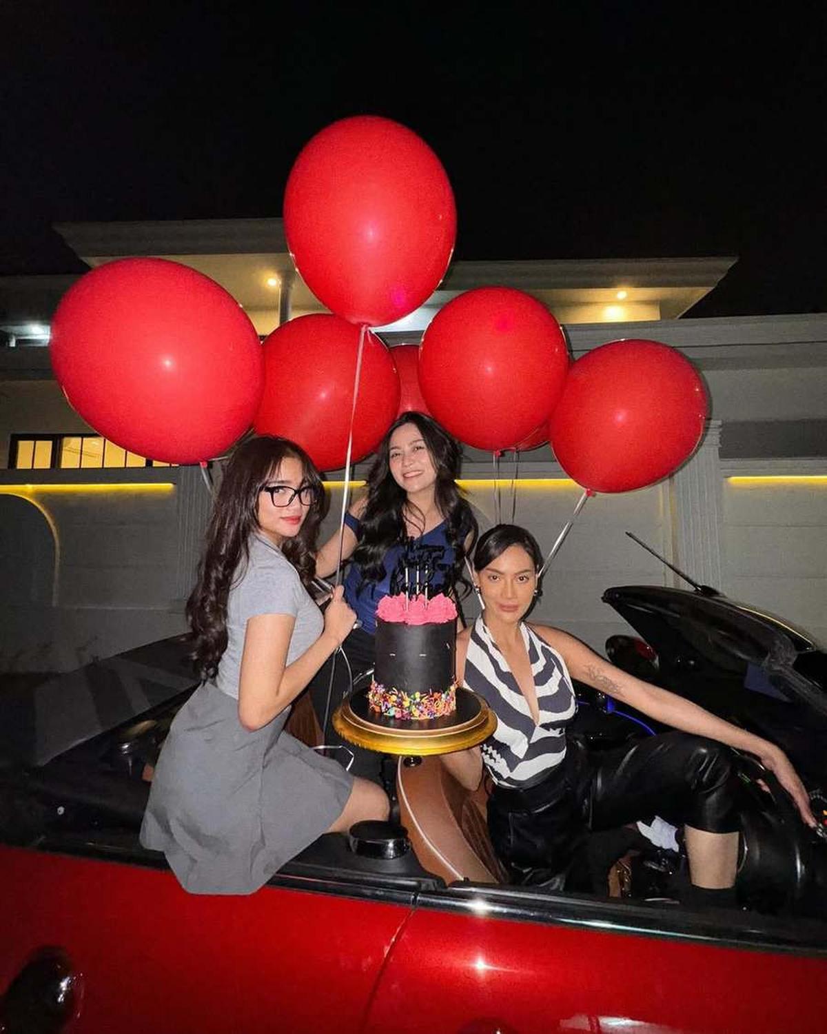 Akui Dulu Ngefans Berat, Ini 7 Potret Fuji yang Kini Jadi Kawan Baik Rachel Vennya - Kagumi Kehidupan Mewahnya