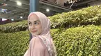 Kenakan hijab berwarna pink, pesona Nina Zatulini kian terpancar. Wajah bintang sinetron Arti Sahabat ini makin terlihat cerah dalam balutan hijab berwarna merah muda. Tampil bak cewek kue dengan outfit berwarna, Nina Zatulini tidak terlihat seperti ibu yang sudah dikaruniai tiga anak. (Liputan6.com/IG/@ninazatulini22)