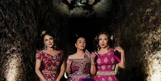 Penampilan memukau Krisdayanti, Ruth Sahanaya, dan Titi DJ dalam acara Wanita Indonesia Mandiri di Garuda Wisnu Kencana (GWK), Bali, benar-benar mencuri perhatian. [@mamauthe/@3divaofficial].