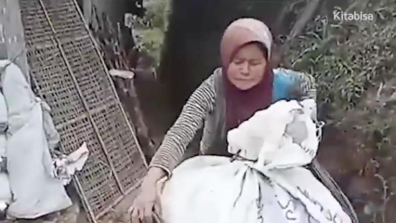 Kisah Haru Mbah Bingah, Sambung Hidup Dengan Bersihkan Sampah di Gunung Merbabu. (Sumber: Twitter/kitabisa)