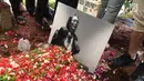 Taburan bunga pelayat menutupi makam Yockie Suryo Prayogo di TPU Karet Bivak, Jakarta, Senin (5/2). Selama dirawat di rumah sakit, Yockie mendapat banyak kunjungan dari rekan-rekan dan juga sahabatnya sesama musikus. (Liputan6.com/Immanuel Antonius)