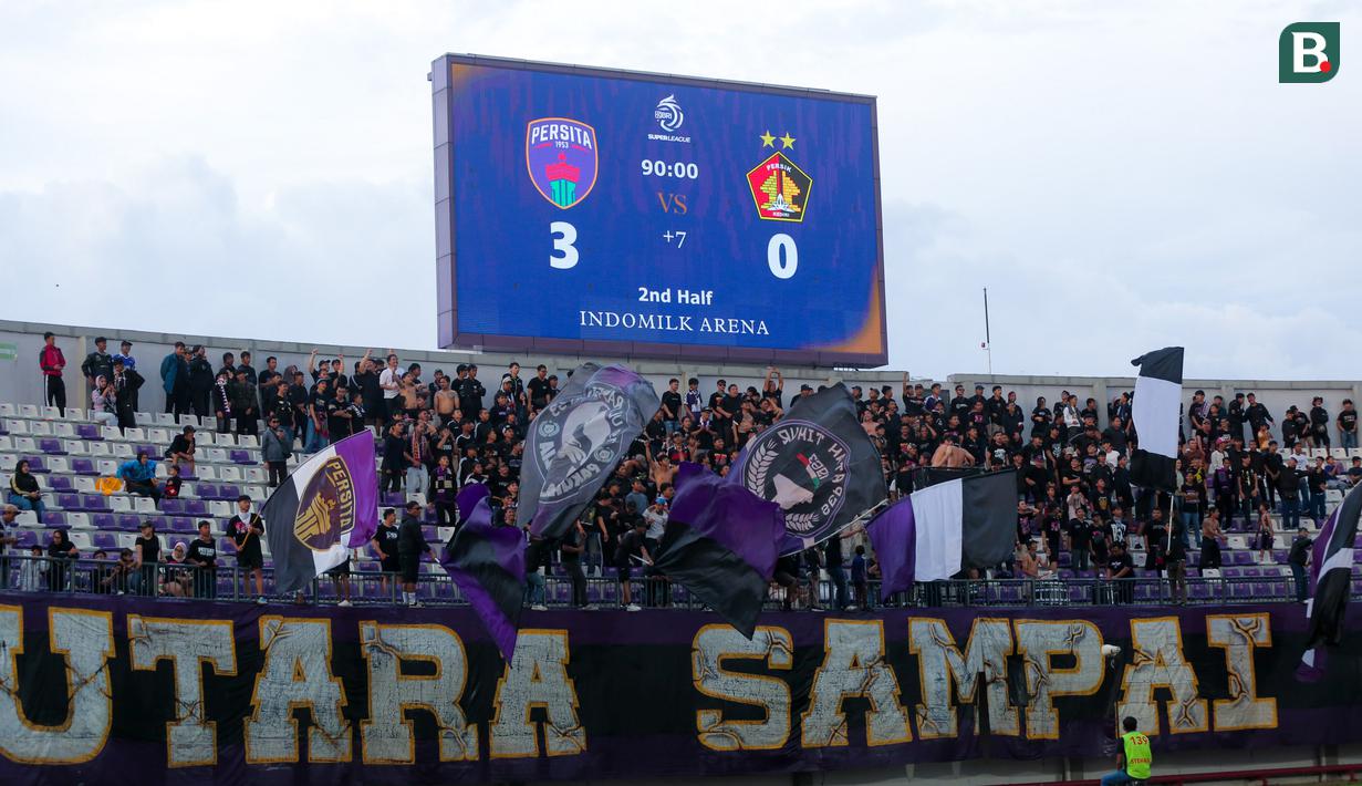 Suporter Persita Tangerang merayakan kemenangan atas Persik Kediri dalam laga lanjutan BRI Super League 2025/2026 di Stadion Indomilk Arena, Minggu (21/12/2025) sore WIB. (Bola.com/ M Iqbal Ichsan)