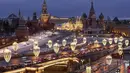 Tembok Kremlin, Menara Spasskaya, Lapangan Merah, department store GUM, Katedral St. Basil, dan Jembatan Bolshoy Moskvoretsky didekorasi untuk perayaan Tahun Baru dan Natal di Moskow, Rusia, pada Selasa, 26 Desember 2023. (AP Photo/Alexander Zemlanichenko)