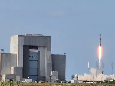 Roket Falcon 9 meluncur ke angkasa membawa satelit Republik Indonesia (SATRIA-1) dari Cape Canaveral Space Launch Complex SLC 40, Florida, AS, Minggu (18/6/2023).(Liputan6.com/Ilyas Istianur Praditya)