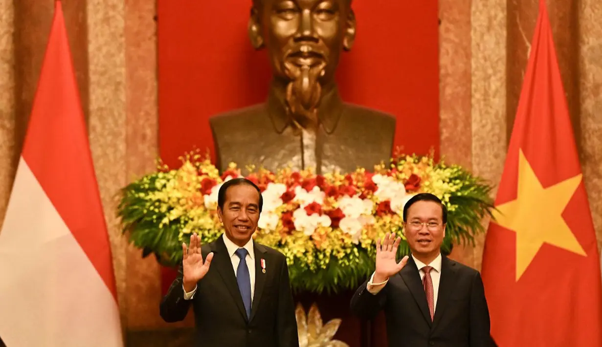 Presiden Vietnam Vo Van Thuong menekankan pentingnya menjaga perdamaian dan stabilitas di Laut China Selatan dalam sebuah pernyataan setelah ia bertemu dengan Jokowi. (Nhac NGUYEN/AFP)