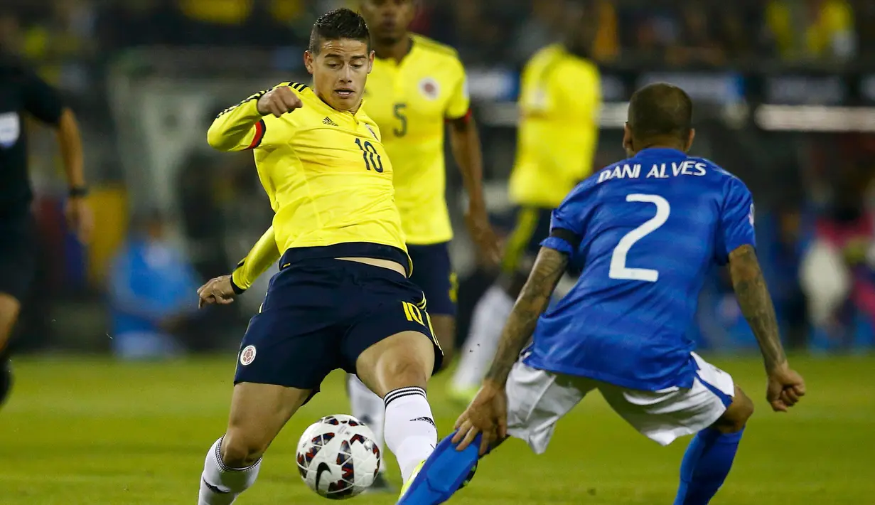 Penyerang Kolombia, James Rodriguez berusaha melewati bek Brasil Dani Alves saat pertandingan Copa Amerika 2015 di Estadio Monumental, Santiago, Chile, Kamis (18/6/2015). Kolombia menang 1-0 atas Brasil. (REUTERS/Ricardo Moraes)