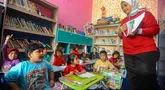 Anak-anak mengikuti kegiatan belajar Bahasa Inggris di Ruang Publik Terpadu Ramah Anak (RPTRA) Malinjo di Kelurahan Pejaten Barat, Pasar Minggu, Jakarta Selatan, Selasa (10/9/2024). (merdeka.com/Arie Basuki)