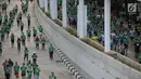 Peserta mengikuti lomba lari Milo Jakarta International 10K di kawasan Epicentrum, Jakarta, Minggu (15/7). Ajang lomba lari 10 Kilometer ini diikuti 16.000 peserta yang terbagi menjadi tiga kategori Open, Closed, dan Pelajar. (Liputan6.com/Faizal Fanani)