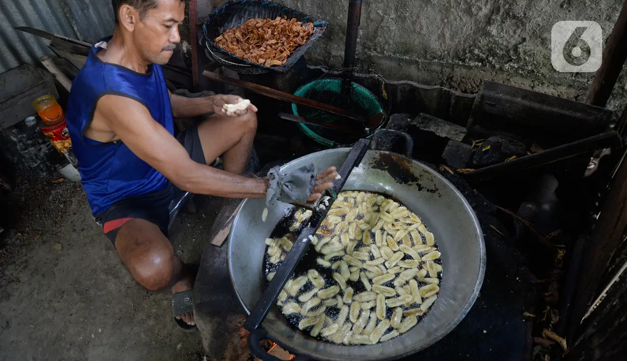 Pekerja memotong dan langsung menggoreng pisang untuk dijadikan keripik di Desa Cogreg, Parung Bogor, Jawa Barat, Kamis (3/9/2020). Keripik Pisang tersebut akan dikirim ke pasar dengan harga Rp 35 ribu untuk menambah pilihan oleh-oleh dari Kota Hujan. (merdeka.com/Dwi Narwoko)