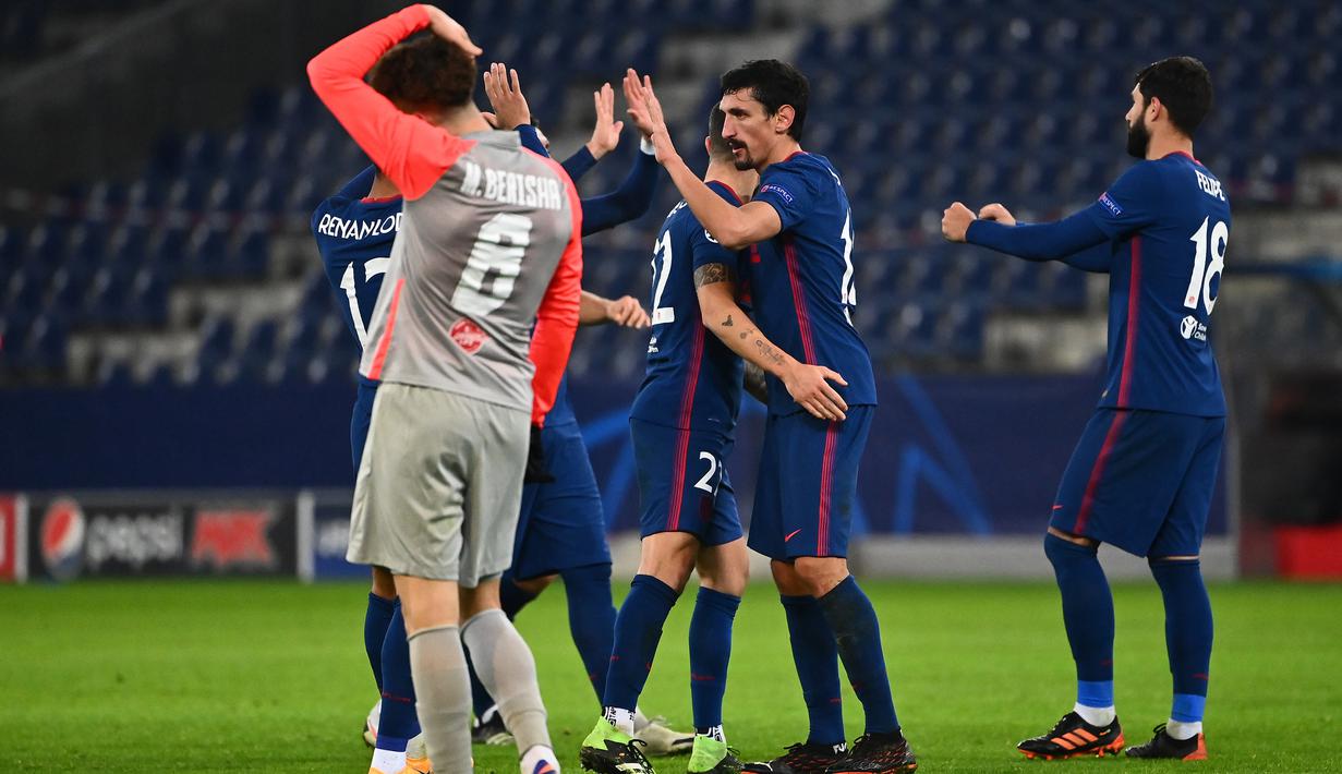 Pemain Atletico Madrid merayakan kemenangan atas RB Salzburg pada laga lanjutan Grup A Liga Champions di Red Bull Arena, Kamis (10/12/2020) dini hari WIB. Atletico Madrid menang 2-0 atas RB Salzburg. (AFP/Joe Klamar)