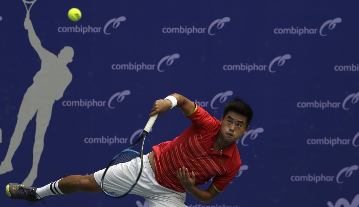 Ganda Putra Indonesia, M Rifqi, memukul bola saat melawani ganda India pada laga Combiphar Tennis Open 2019 di Hotel Sultan, Jakarta, Kamis (8/8). Rifqi/Anthony kalah 5-7 dan 1-6. (Bola.com/YoppyRenato)
