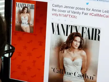 Seorang wartawan melihat akun Twitter yang menampilkan Caitlyn Jenner di cover Vanity Fair. Caitlyn yang kini berusia 65 tahun ini telah membuat akun media sosial menggunakan nama barunya, Senin (1/6/2015). (AFP PHOTO/MLADEN ANTONOV)