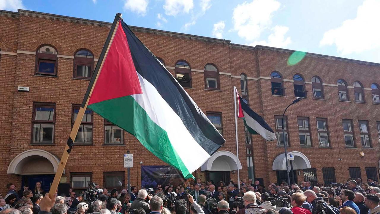VIDEO: Momen Perdana Bendera Palestina Berkibar di London, Penuh Haru Kedubes Segera Diresmikan