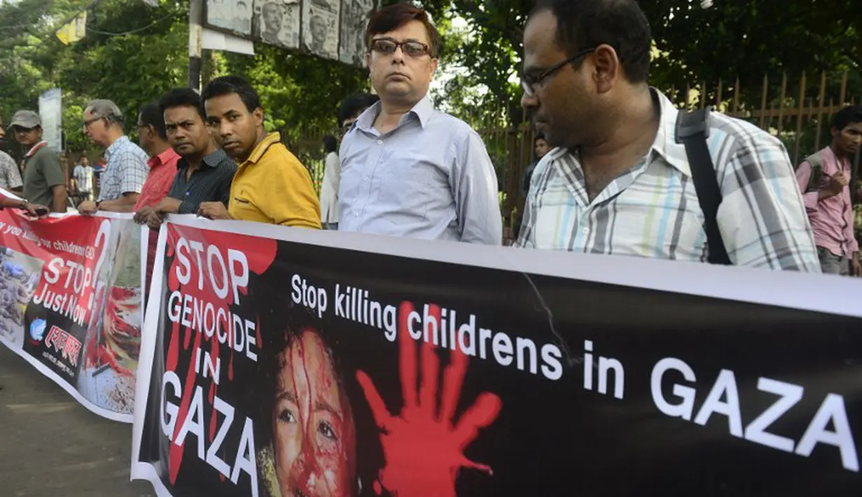 Aktivis sosial Bangladesh dan anggota partai politik sayap kiri memprotes serangan Israel yang sedang berlangsung di Gaza, di Dhaka pada tanggal 14 Juli 2014 (AFP PHOTO / Munir uz ZAMAN)