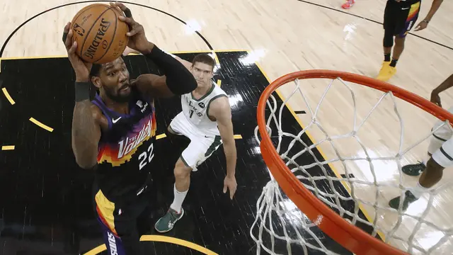 Foto NBA: Chirs Paul Bawa Phoenix Suns Unggul atas Milwaukee Bucks pada Game 1 Final NBA 2021