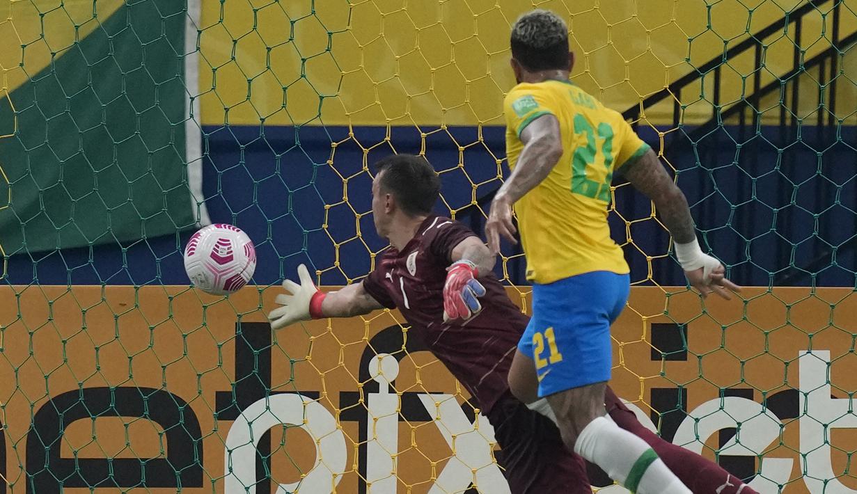 Brasil kembali mencetak gol pada menit ke-83 untuk kembali menjauh 4-1. Gol dicetak Gabriel Barbosa melalui sundulan kepala memanfaatkan umpan silang Neymar. Meski sempat ditinjau VAR karena diduga offside, gol Gabriel Barbosa akhirnya tetap disahkan. (AP/Andre Penner)