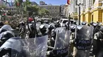 Pasukan militer dikerahkan di luar Istana Kepresidenan di Plaza Murillo di La Paz, Bolivia, Rabu (26/6/2024). (AIZAR RALDES / AFP)