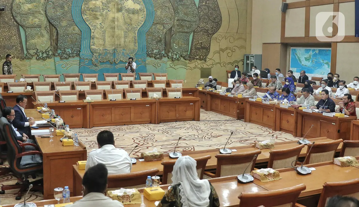 Suasana rapat kerja antara Menteri ESDM Arifin Tasrif, Menteri BUMN Erick Thohir dan Menteri LHK Siti Nurbaya dengan Komisi VII DPR RI di Komplek Parlemen Senayan, Jakarta, Selasa (29/11/2022). Rapat membahas mengenai Rancangan Undang-Undang Energi Baru dan Energi Terbarukan (RUU EB-ET). (Liputan6.com/Angga Yuniar)