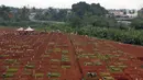 Foto udara memperlihatkan kondisi area pemakaman jenazah dengan protokol COVID-19 di TPU Pondok Ranggon, Jakarta, Kamis (12/10/2020). Gubernur DKI Jakarta Anies Baswedan menganggarkan Rp254 miliar guna menambah lahan pemakaman jenazah dengan protokol Covid-19. (Liputan6.com/Helmi Fithriansyah)