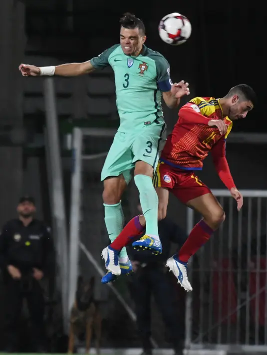 Bek Portugal, Pepe, duel udara dengan Gelandang Andorra, Marcio Vieira, pada laga kualifikasi Piala Dunia 2018 di Stadion Municipal, Sabtu (7/10/2017). Portugal menang 2-0 atas Andorra. (AFP/Pascal Pavani)