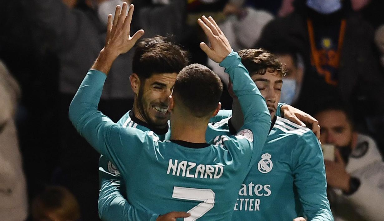 Real Madrid tak butuh lama untuk kembali memimpin pertandingan. Pada menit ke-76, Marco Asensio sukses menjebol gawang Deportivo Alcoyano lewat tendangan kerasnya. (AP/Jose Breton)