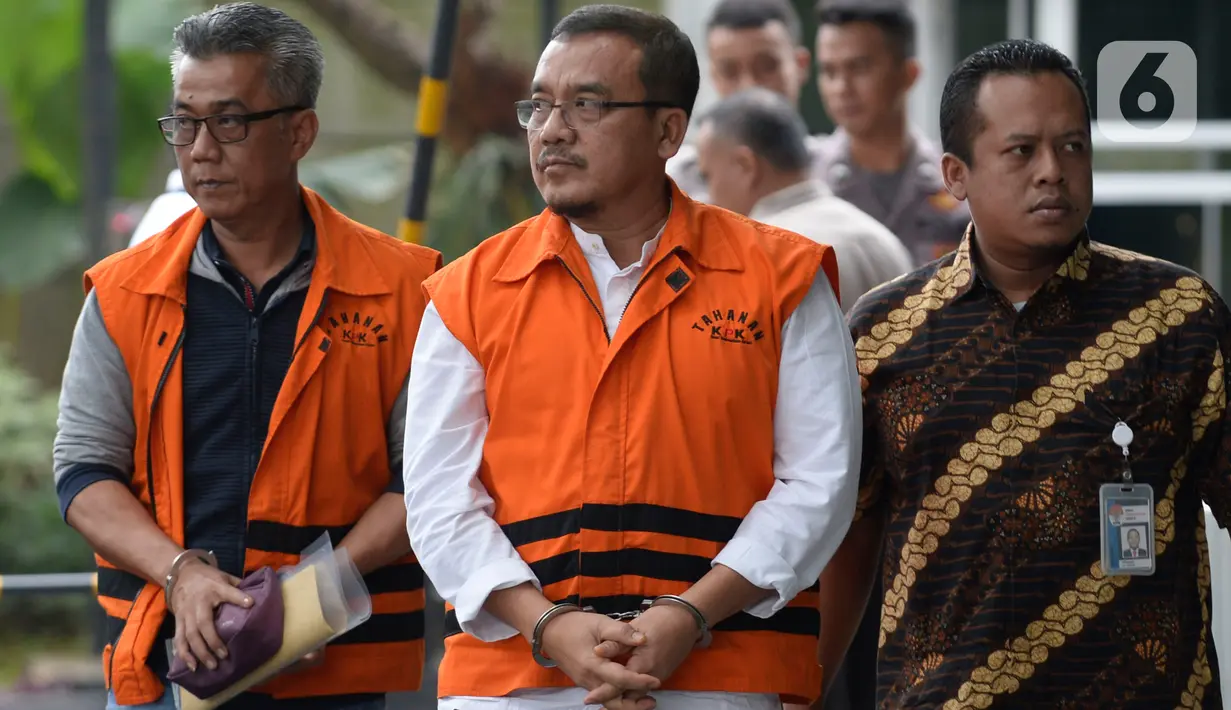 Kabid Jalan di Dinas PUPR Kabupaten Indramayu, Wempy Triyono dan Kadis PUPR Pemkab Indramayu, Omarsyah (kanan) tiba di Gedung KPK, Jakarta, Jumat (31/1/2020). Kedua tersangka diperiksa dalam kasus suap terkait pengaturan proyek di lingkungan Pemkab Indramayu Tahun 2019 (merdeka.com/Dwi Narwoko)