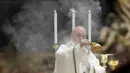 Paus Fransiskus menyebarkan asap dupa saat memimpin Misa Malam Paskah di Basilika Santo Petrus, Vatikan, Sabtu (11/4/2020). Misa ini tidak dihadiri jemaat karena pandemi virus corona COVID-19. (Remo Casilli/Pool Photo via AP)