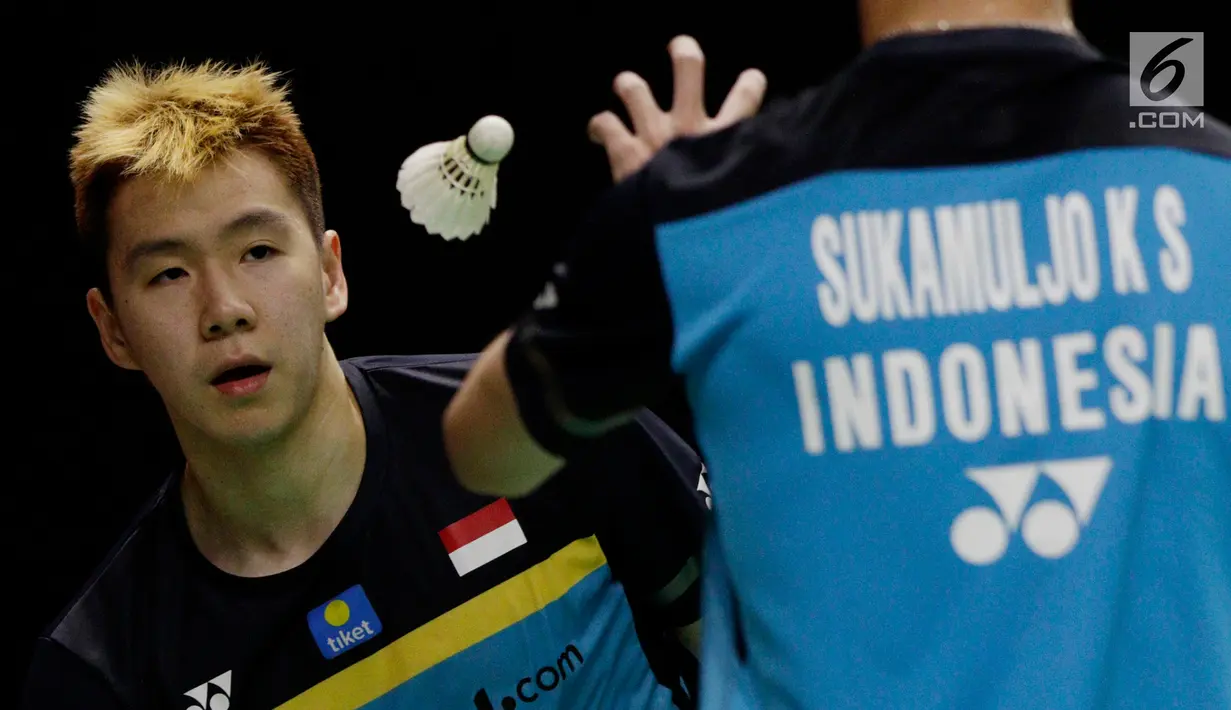 Pebulutangkis Indonesia, Marcus Gideon saat melawan wakil Jerman, Mark Lamsfuss / Marvin Seidel pada laga Indonesia Masters 2019 di Istora Senayan, Rabu (23/1). Marcus terlihat lebih trendi dengan gaya rambut baru dan berwarna. (Bola.com/M Iqbal Ichsan)