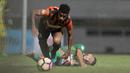 Aksi Perseru Serui, Ronaldo Mesido melewati adangan pemain PS TNI, Redouane Zerzouri (kanan) pada lanjutan Liga 1 2017 di Stadion Pakansari, Bogor (07/10/2017). PS TNI menang 2-1. (Bola.com/Nicklas Hanoatubun)