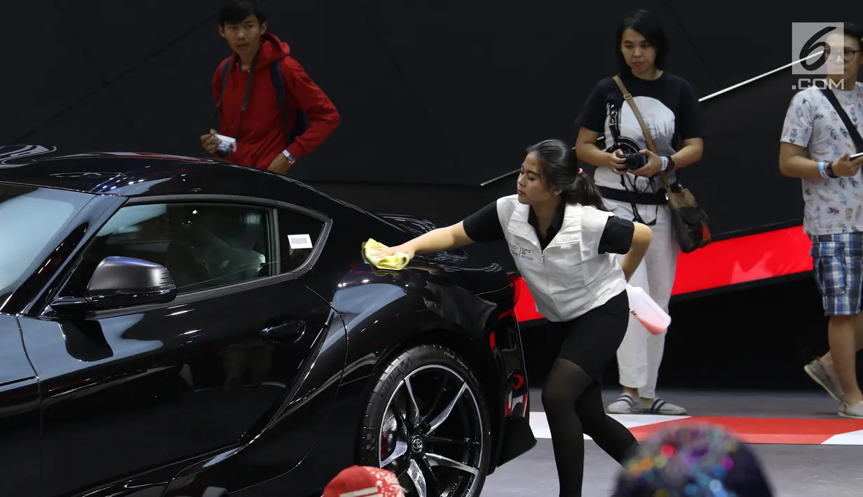 Petugas membersihkan membersihkan sebuah mobil di sela-sela pameran Gaikindo Indonesia International Auto Show (GIIAS) 2019 di ICE BSD, Tangerang, Sabtu (20/7/2019). Agar terlihat bersih, pekerja jasa itu bertugas memoles kendaraan selama berlangsungnya GIIAS 2019. (Liputan6.com/Angga Yuniar)