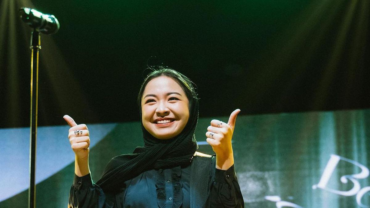 6 Pesona Bernadya Perdana Tampil Anggun dengan Makeup Natural dan Kerudung saat Manggung di Aceh
