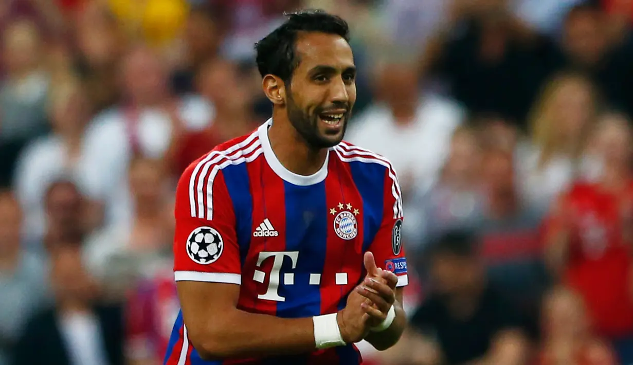 Bek Bayern Muenchen, Mehdi Benatia melakukan selebrasi usai mencetak gol ke gawang Barcelona saat leg kedua semifinal Liga Champions di Allianz Arena, Jerman, Rabu (13/5/2015). Bayern Muenchen menang 3-2 atas Barcelona. (Reuters/Michaela Rehle)