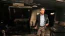 Gubernur North Carolina Pat McCrory meninjau kerusakan yang disebabkan serangan bom di Kantor Partai Republik, Orange County, Senin (17/10). Dinding bagian dalam gedung itu terlihat menghitam akibat kebakaran yang dipicu bom molotov. (REUTERS/Chris Keane)