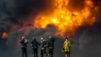 Petugas pemadam kebakaran saat berusaha memadamkan api di salah satu tangki minyak yang terbakar di pelabuhan Es Sider, Libya, (6.1).  Diduga penyebab kebakaran adalah serangan yang dilakukan oleh kelompok militan. (REUTERS / Stringer)