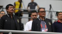 Direktur Teknik PSSI, Indra Sjafri, bersama Manajer Sumardji turut mendampingi Timnas Indonesia saat melawan Brunei Darussalam pada matchday kedua Grup A Piala AFF 2022 di KLFA Stadium, Kuala Lumpur, Senin (26/12/2022). (Bola.com/Zulfirdaus Harahap)