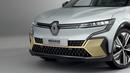 Facia depannya terlihat tidak sefuturistis lawan-lawannya. Megane E-Tech tampil sederhana dengan grill hitam yang terbesit logo Renault model terbaru. Lampu LED menyambung dengan dril dan dilengkapi LED Stripes hingga ke bagian bawah. Grill bagian bumper hadir dengan imbuhan elemen berwarna gold matte. (Source: caranddriver.com)