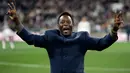 <p>Legenda sepak bola Brasil Pele menyapa penonton menjelang pertandingan sepak bola Liga Spanyol di Stadion Santiago Bernabeu, Madrid, 16 Januari 2005. Kabar duka meninggalnya sang legenda disampaikan putri Pele, Kely Nascimento, di Instagram. (AP Photo/Jasper Juinen, File)</p>