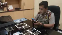 Sebagian barang bukti berupa ponsel pintar yang disita dari tersangka begal di Makassar, Sulawesi Selatan. (Liputan6.com/Eka Hakim)