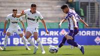Bek Timnas Indonesia, Jay Idzes, tampil solid mengawal lini belakang Sassuolo saat bersua Fiorentina pada laga pekan ke-34 Serie A di Stadio Artemio Franchi, Florence, Minggu (26/04/2026) malam WIB. Sayangnya, bang Jay harus puas membawa Sassuolo meraih hasil imbang 0-0 kontra Fiorentina. (Massimo Paolone/LaPresse via AP)