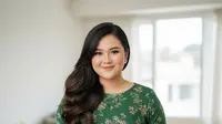 9 Model Rambut Wanita Long Layers Wavy untuk Wajah Bulat, Tampil Tirus dan Memukau