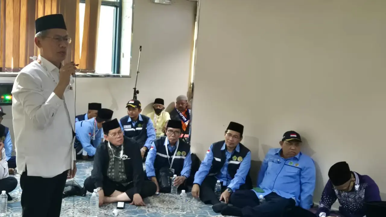 Katib Aam PBNU sekaligus anggota Amirul Hajj KH. Akhmad Said Asrori sedang membimbing jemaah haji untuk persiapan puncak haji di Armuzna.