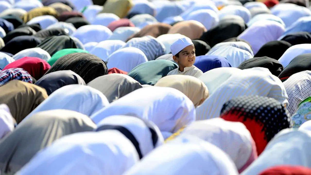 Lucunya Bocah India Saat Salat Idul Adha