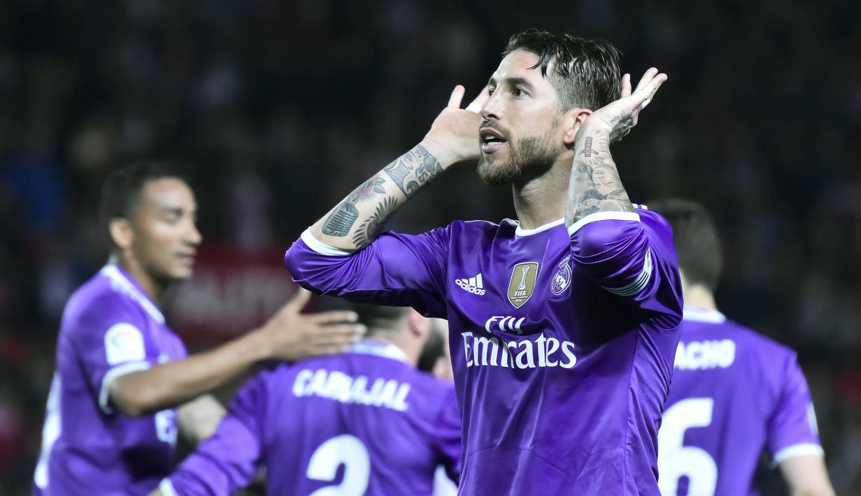 Ekspresi pemain Real Madrid, Sergio Ramos merayakan gol saat melawan Sevilla pada laga Copa Del Rey di Ramon Sanchez Pizjuan stadium, Seville (12/1/2017). real Madird bermain imbang 3-3. (EPA/Raul Caro)