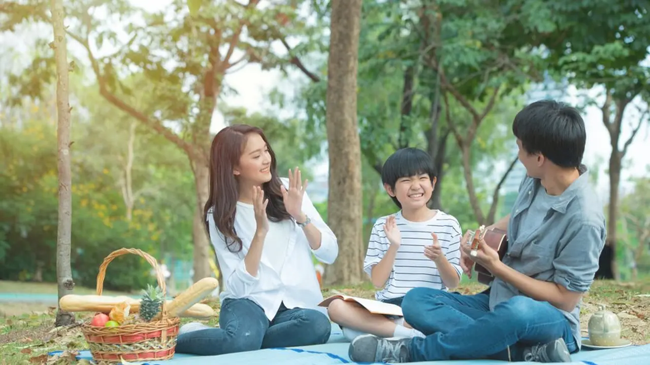 Sebuah keluarga kecil sedang mengadakan piknik (Foto Dok: Freepik/mkitina4)
