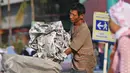 Seorang pemulung mengumpulan tumpukan koran bekas usai salat Idul Adha di kawasan Senen, Jakarta, Kamis (24/9/2015). Sisa koran yang digunakan sebagai alas salat menjadi berkah tersendiri bagi para pemulung. .(Liputan6.com/ Gempur M Surya).