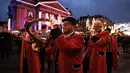 Sejumlah pemain musik bermain musik di pasar malam Natal khas Eropa atau Christmas Market di pusat kota Brussels, Belgia, Senin (14/12/2015). Acara bertema "Keajaiban Musim Dingin" ini berlangsung dari 27 November 2015 - 3 Januari 2016. (Arie Asona)