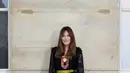 Sebagai ikon effortless Parisian glam, Carla Bruni biasanya identik dengan gaya yang anggun dan sederhana. Namun, dalam Valentino Vertigineux, ia mengambil jalan berbeda dengan gaun yang terinspirasi dari peramal. Dengan hiasan berat dan lapisan busana yang kompleks, tampilan ini memang membawa nuansa baru, meskipun sedikit bertolak belakang dengan estetika quiet luxury yang biasa diasosiasikan dengannya. [Dok/Valentino].